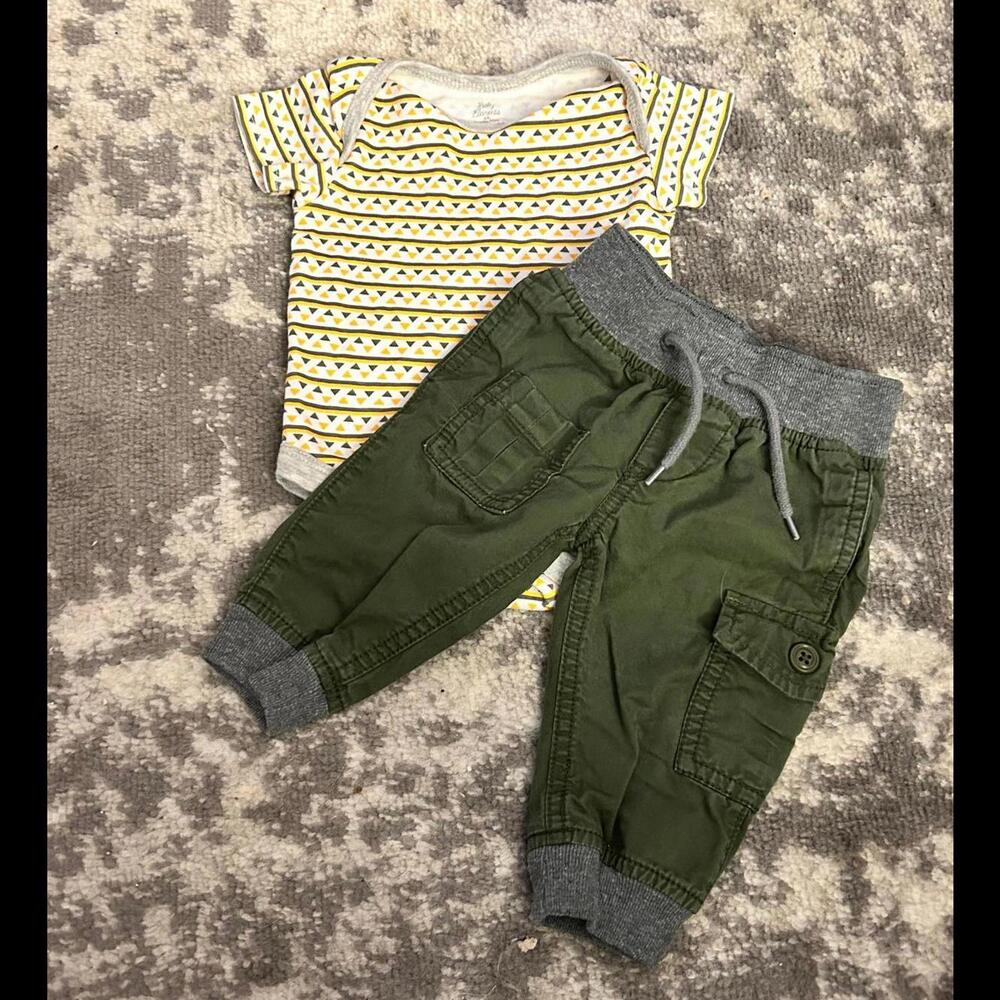 Baby Elements-Baby Gap Baby Boy Outfit Onesie and Army Green Pants 3-6 Months